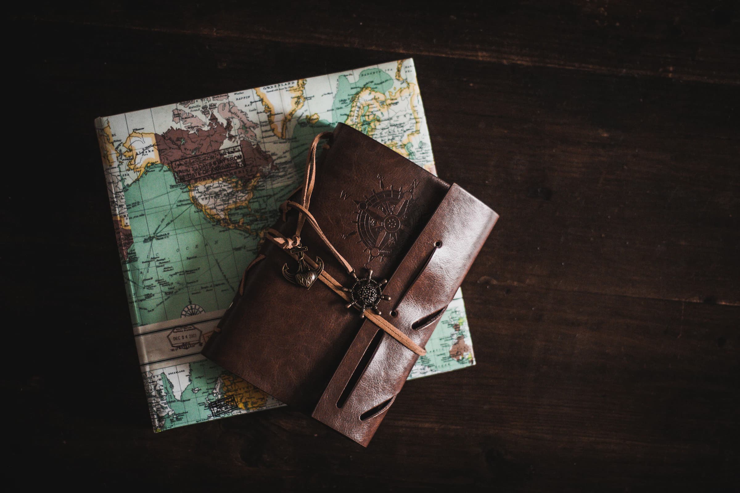 Cuaderno de viaje sobre un mapamundi